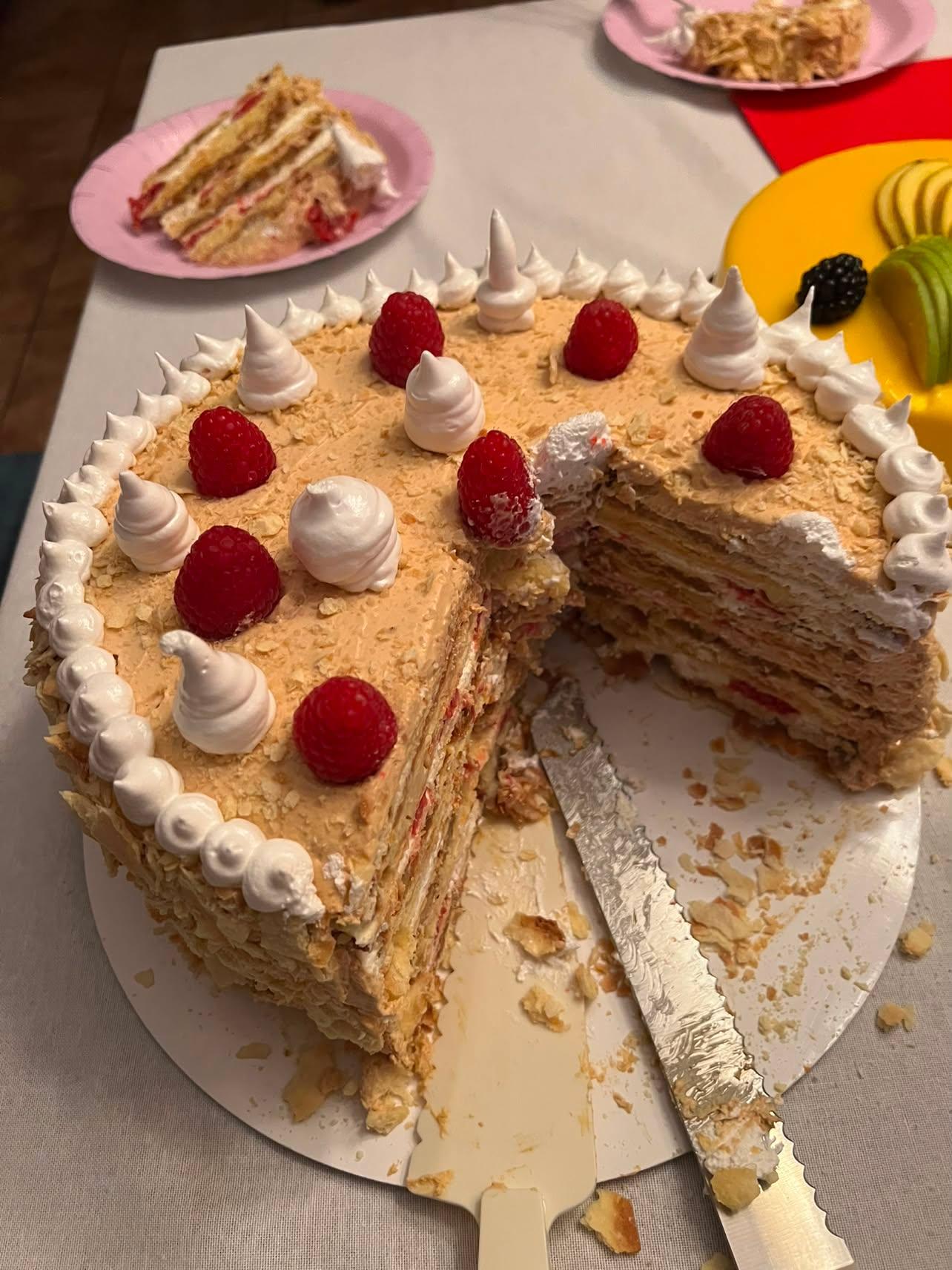 Torta Amor al corte mostrando las capas de hojarasca, manjar y frambuesa
