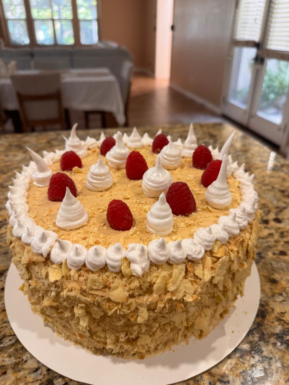 Detalle de la Torta Amor con merengues y frambuesas frescas