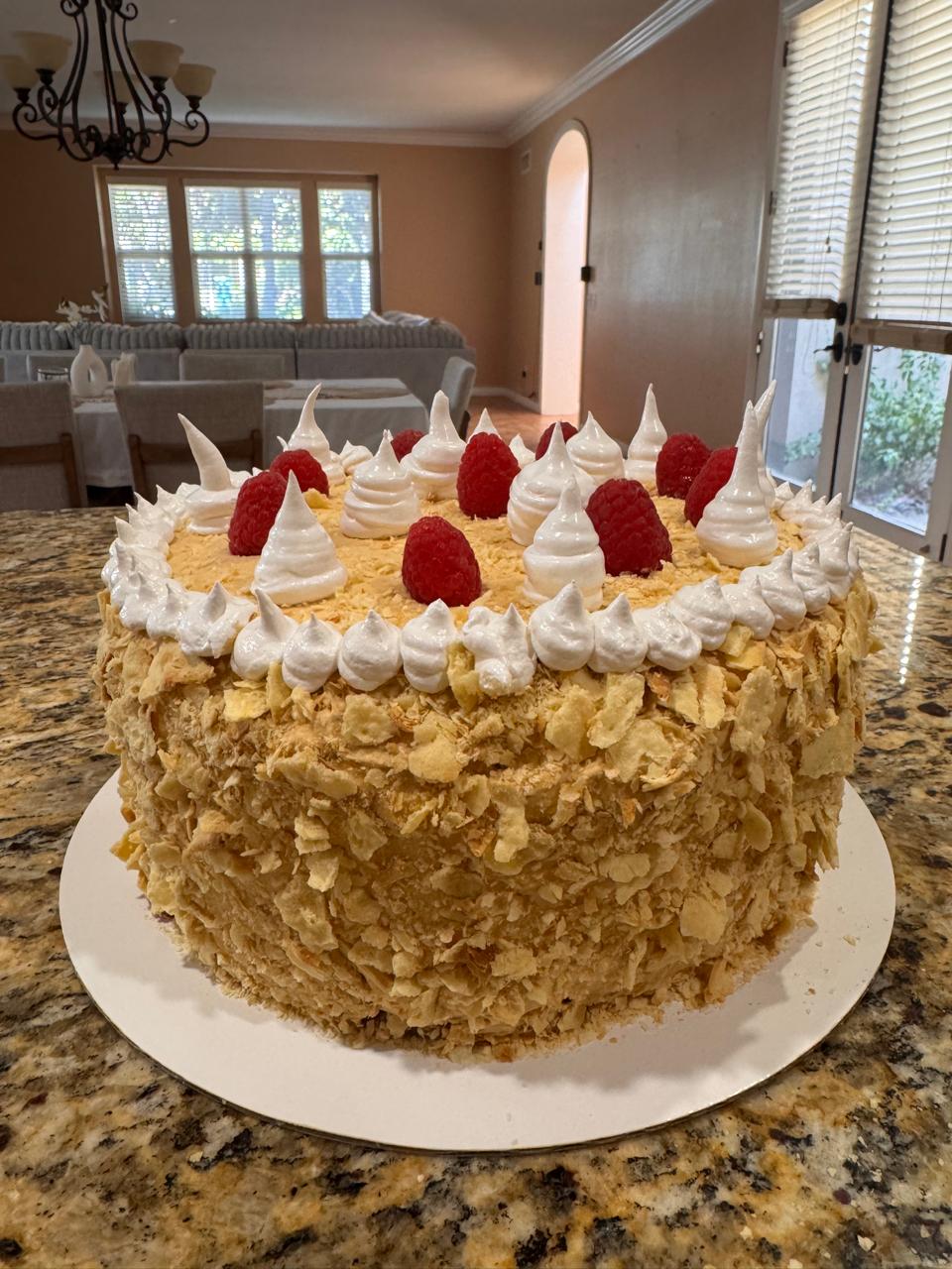 Torta Amor de Dulce Chile Bakery: capas de hojarasca con manjar, nuez y frambuesas, decorada con merengues