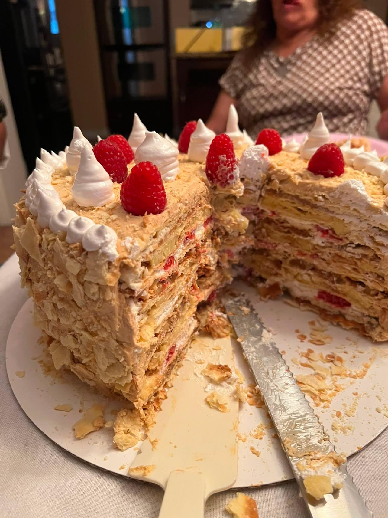 Torta Amor entera con merengues y frambuesas