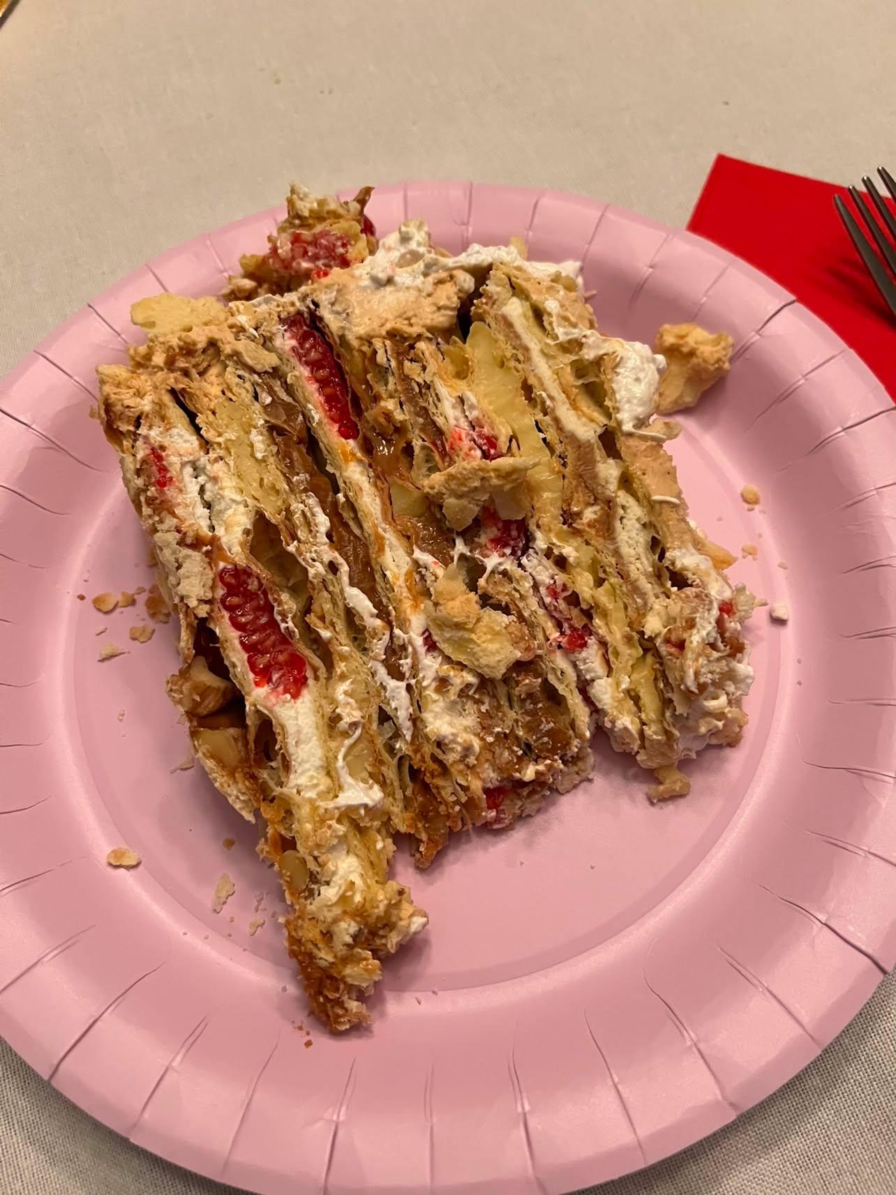 Rebanada de Torta Amor con capas y relleno de frambuesa