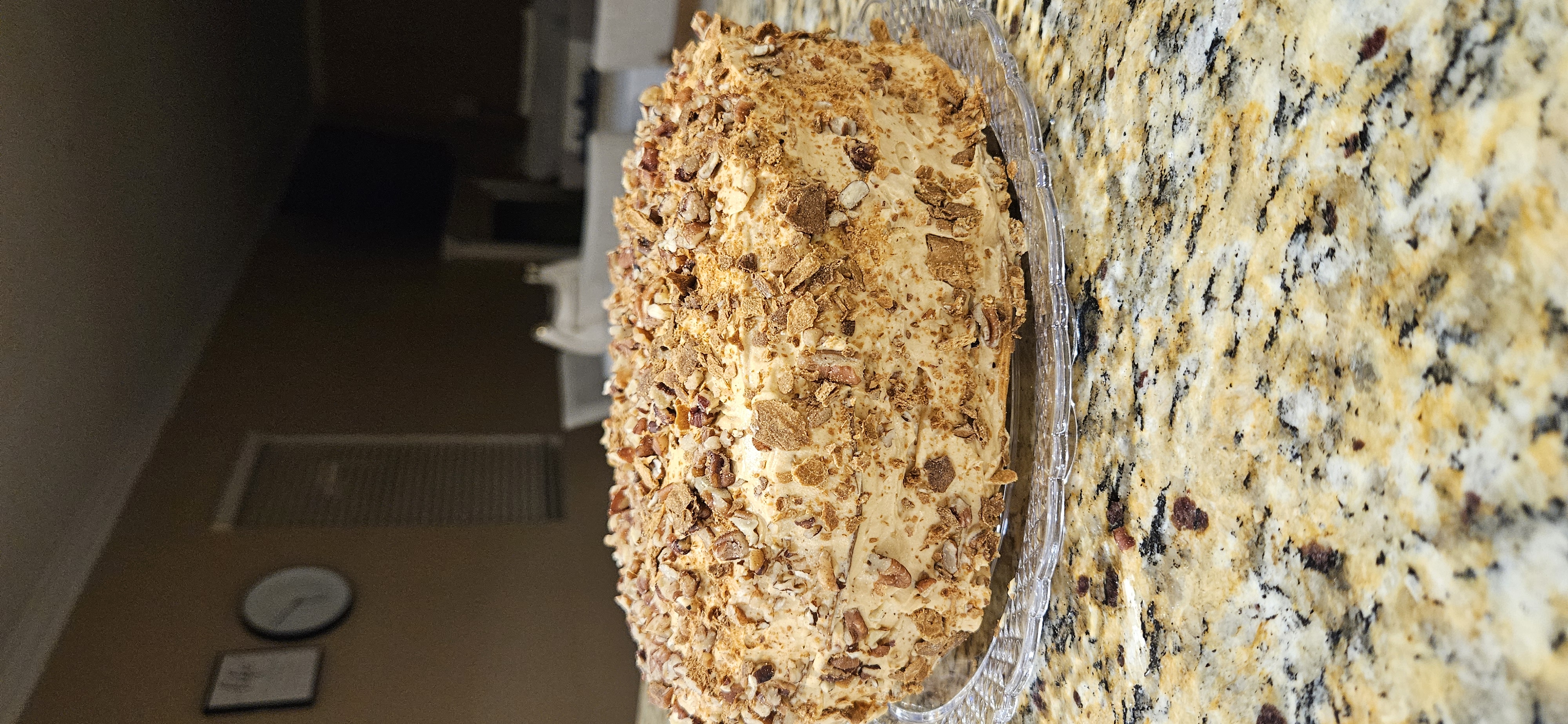 Torta de hojarasca cubierta de crema de manjar y nuez tostada